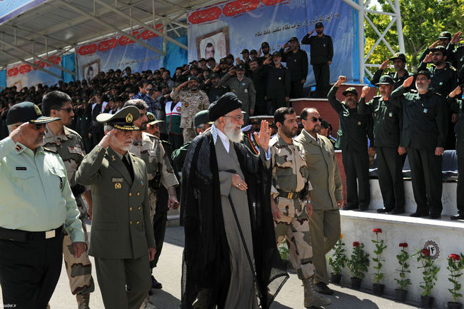 رهبر معظم انقلاب در  مراسم دانش آموختگی دانشجویان افسری و تربیت پاسدار دانشگاه امام حسین (ع)