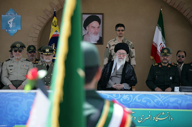 رهبر معظم انقلاب در  مراسم دانش آموختگی دانشجویان افسری و تربیت پاسدار دانشگاه امام حسین (ع)