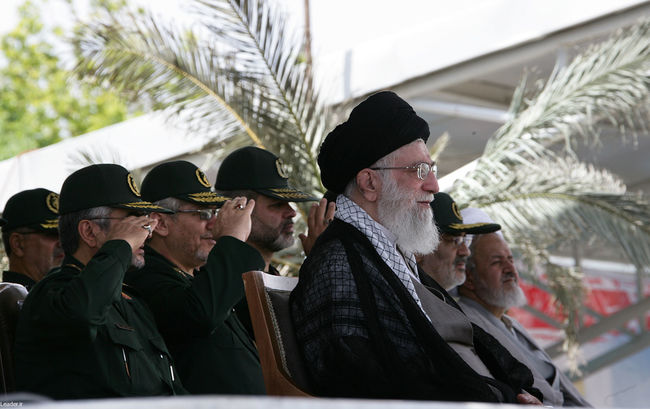 رهبر معظم انقلاب در  مراسم دانش آموختگی دانشجویان افسری و تربیت پاسدار دانشگاه امام حسین (ع)