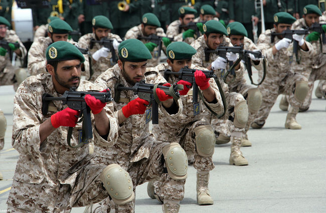 رهبر معظم انقلاب در  مراسم دانش آموختگی دانشجویان افسری و تربیت پاسدار دانشگاه امام حسین (ع)