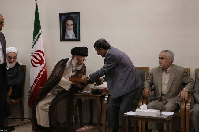 دیدار احمدی نژاد و اعضای هیئت دولت با مقام معظم رهبری