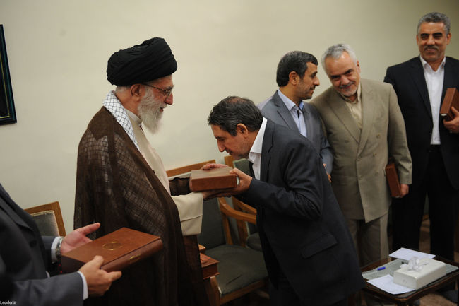 دیدار احمدی نژاد و اعضای هیئت دولت با مقام معظم رهبری