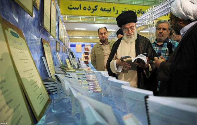 بازدید رهبر انقلاب از نمایشگاه تولیدات علمی مؤسسه دارالحدیث و دیدار با مسئولان و پژوهشگران مؤسسه