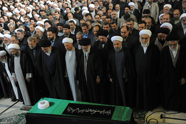 اقامه نماز بر پیکر آیت الله مهدوی کنی(رضوان الله علیه)
