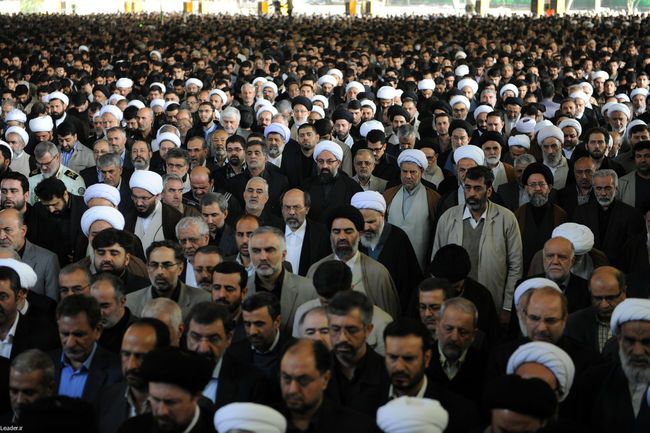 اقامه نماز بر پیکر آیت الله مهدوی کنی(رضوان الله علیه)