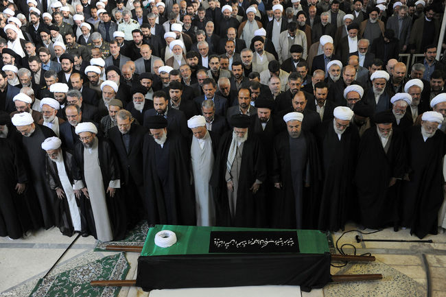 اقامه نماز بر پیکر آیت الله مهدوی کنی(رضوان الله علیه)