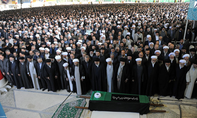 اقامه نماز بر پیکر آیت الله مهدوی کنی(رضوان الله علیه)