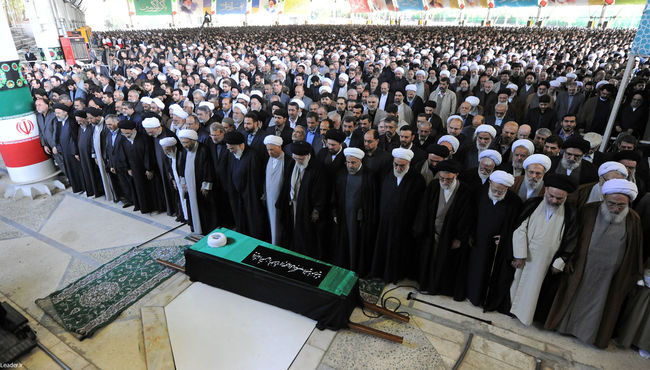 اقامه نماز بر پیکر آیت الله مهدوی کنی(رضوان الله علیه)