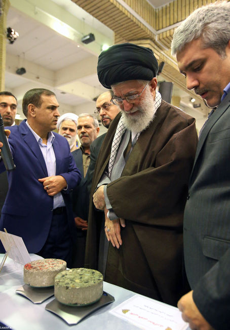 بازدیدرهبر انقلاب از نمایشگاه دستاوردهای فناوری نانو