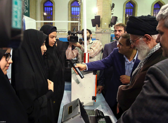 بازدیدرهبر انقلاب از نمایشگاه دستاوردهای فناوری نانو