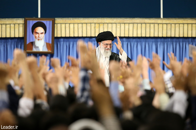 قائد الثورة الإسلامية المعظم يستقبل حشداً من الطلبة الجامعيين