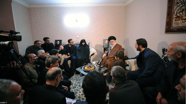 حضور رهبر معظم انقلاب در منزل سردار شهید همدانی
