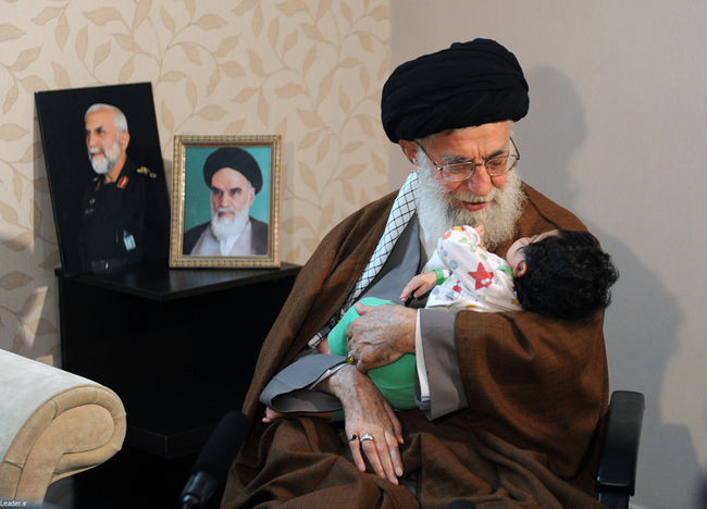 حضور رهبر معظم انقلاب در منزل سردار شهید همدانی