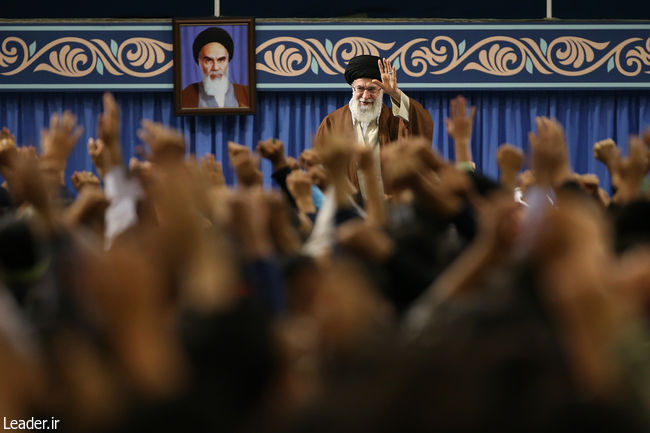 قائد الثورة الإسلامية المعظم يستقبل الآلاف من التلاميذ والطلبة الجامعيين