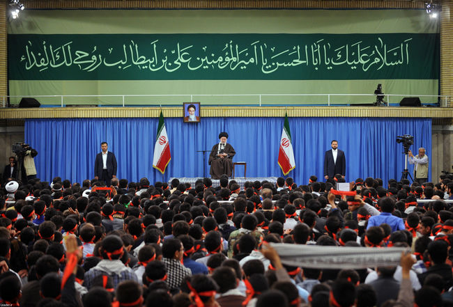 Ayatollah Khamenei receives thousands of members of the Union of Islamic Pupils’ Associations.