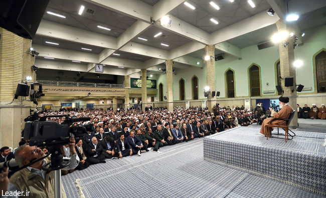 Ayatollah Khamenei meets with officials of the Coordination Council for Islamic propagation.
