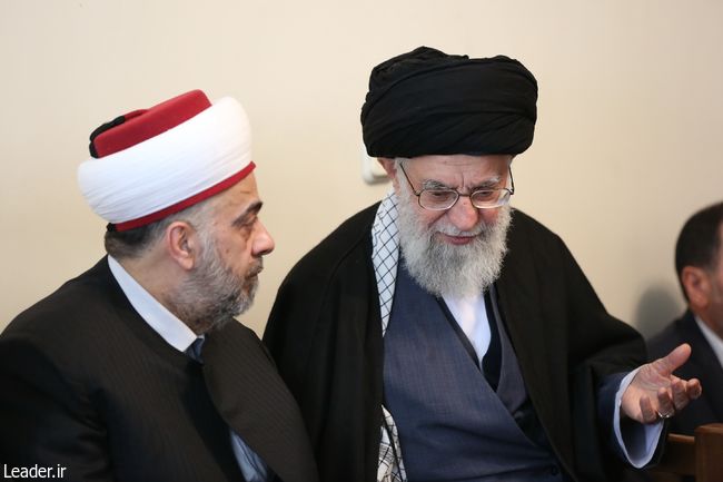 قائد الثورة الإسلامية يستقبل وزير الأوقاف وجمعاً من علماء سوريا