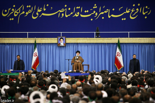 قائد الثورة الإسلامية المعظم يلتقي الآلاف من أهالي محافظة إصفهان