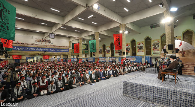 Ayatollah Khamenei receives students on convoys of Rahian-e Noor off for former war zones.