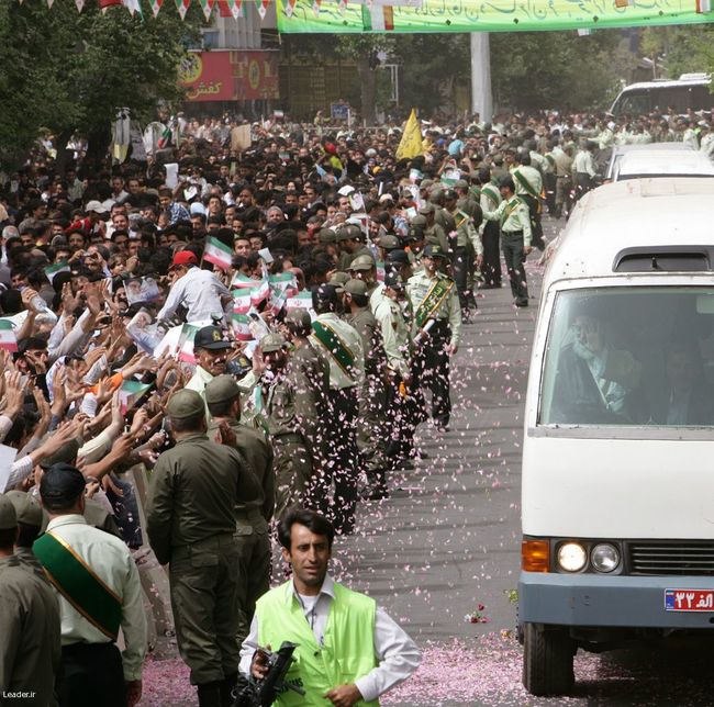 ورود رهبر معظم انقلاب به شهر شیراز