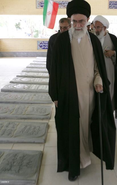 حضور رهبر معظم انقلاب در گلزار شهدای کازرون