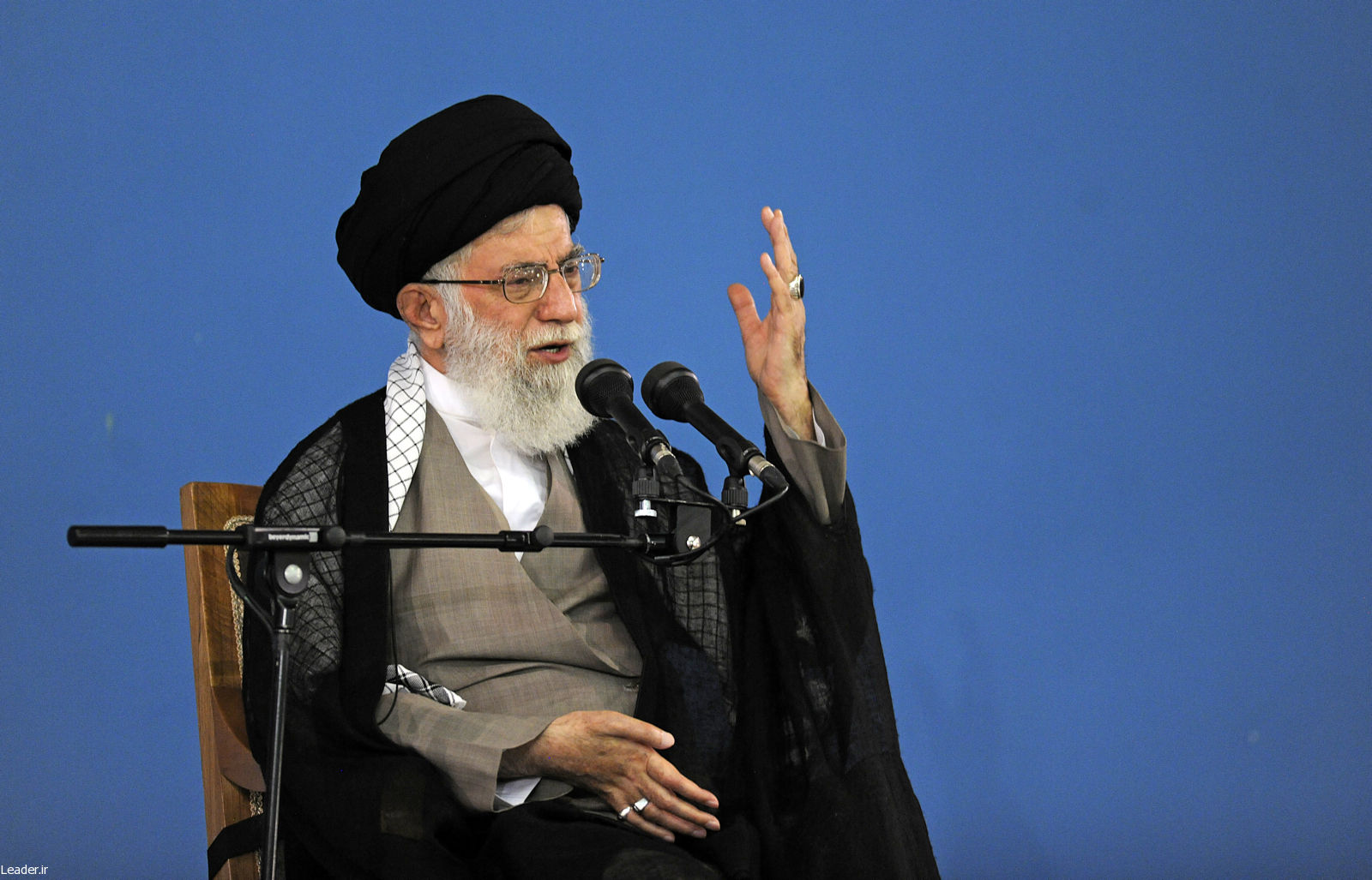 رهبرانقلاب در دیدار پر شور هزاران نفر از قشرهای مختلف مردم: کم شدن فشارها وابسته به حضور مردم در انتخابات/ در عرصه بین‏الملل هرقدر عقب بنشینیم دشمن جلوتر می‎آید/ مناظره‌ها نقطه قوت انتخابات/در محاسبات برخی،توکل بر خدا نقشی ندارد