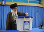 قائد الثورة الاسلامية المعظم يدلي بصوته في الدقائق الأولى من بدء التصويت لإنتخابات مجلس خبراء القيادة ومجلس الشورى الإسلامي.