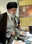 رهبر معظم انقلاب در بازدید از نمایشگاه کتاب:جامعه باید با کتاب انس بگیرد