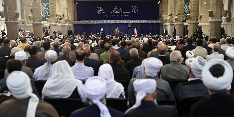 The Leader in a Session with Hajj Officials and Pilgrims