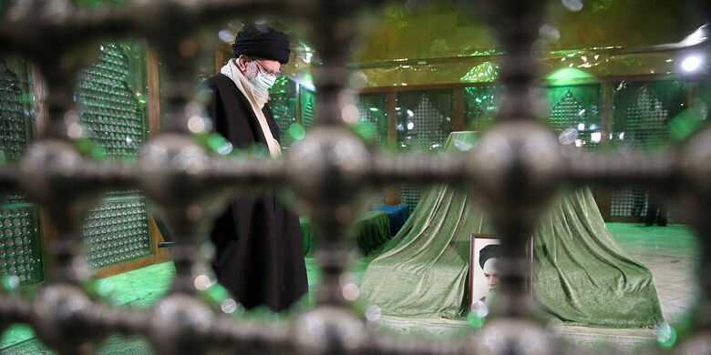 قائد الثورة الإسلامية يزور مرقد الإمام الخميني(ره) ومراقد الشهداء بمناسبة حلول عشرة الفجر المباركة
