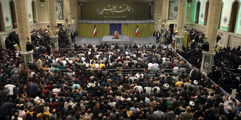 دیدار هزاران نفر از مداحان و شاعران اهل بیت‌ علیهم‌السلام
