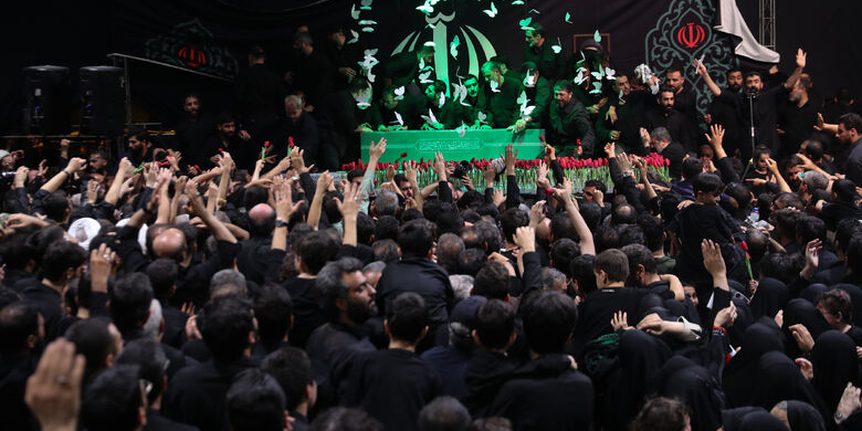 مراسم وداع با پیکر رهبر شهید انقلاب اسلامی در جوار حسینیه امام خمینی(ره)