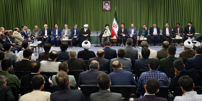 دیدار جمعی از شاعران و استادان زبان و ادب پارسی دیدار جمعی از شاعران و استادان زبان و ادب پارسی