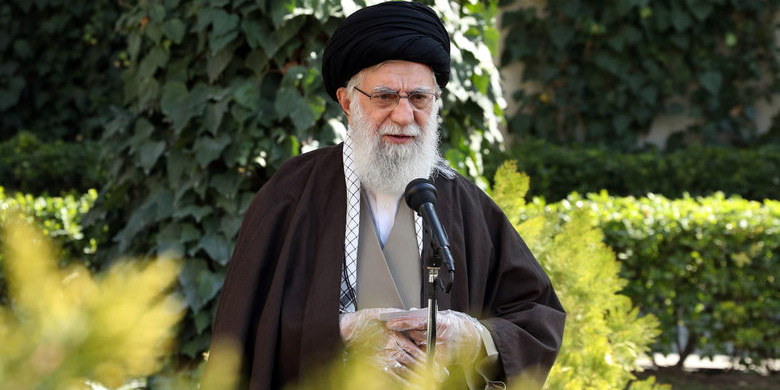 پس از <strong>کاشتن</strong> دو <strong>نهال</strong> <strong>میوه</strong> به <strong>مناسبت</strong> روز <strong>درختکاری</strong> <strong>انجام</strong> شد؛ ۱۳ / <strong>اسفند</strong> / <strong>۱۳۹۸</strong>