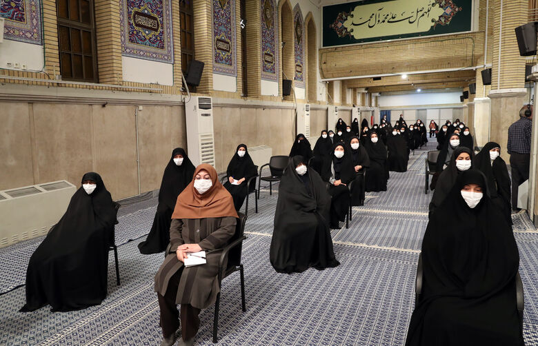 İslam İnkılabı Lideri Ayetullah Hamanei'nin hemşireler ve sağlık alanının şehit aileleri ile görüşmesi