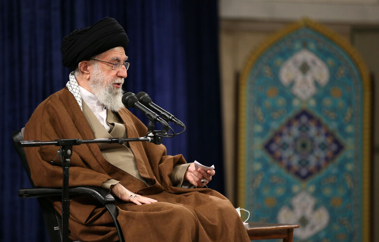 Imam Khamenei: Semua Harus Membantu Program Ekonomi Pemerintah