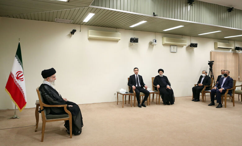 قائد الثورة الاسلامية يستقبل الرئيس التركمنستاني والوفد المرافق