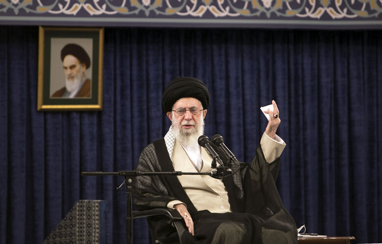 قائد الثورة الإسلامية المعظم يستقبل رئيس السلطة القضائية وجمع من مسؤوليها