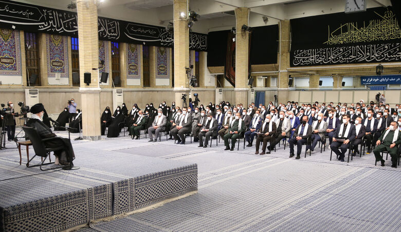 قائد الثورة الإسلامية المعظم يلتقي المشاركين في مؤتمر شهداء الرياضة وجمع من أمهات الرياضيين الشهداء