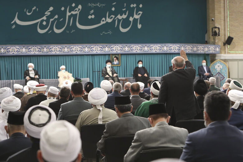 The Leader of the Islamic Revolution in a meeting with the people, officials and guests of the Islamic Unity Conference