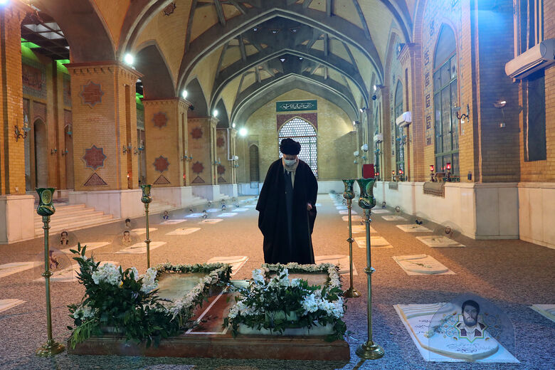 On the eve of the Fajr days, the anniversary of victory of the Islamic Revolution The Leader attended the Imam Khomeini Mausoleum and Golzar-e Shohada