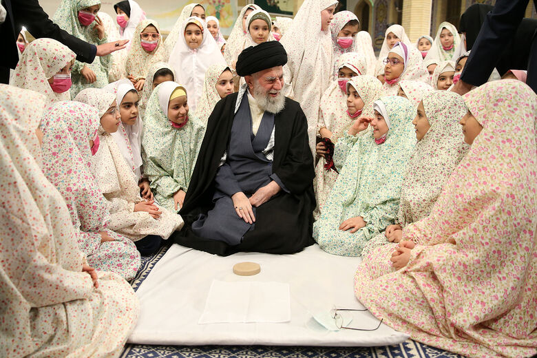 İslam İnkılabı Rehberi'nin teklif yaşına gelen kız öğrencilerini kabul etmesi