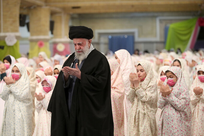 İslam İnkılabı Rehberi'nin teklif yaşına gelen kız öğrencilerini kabul etmesi