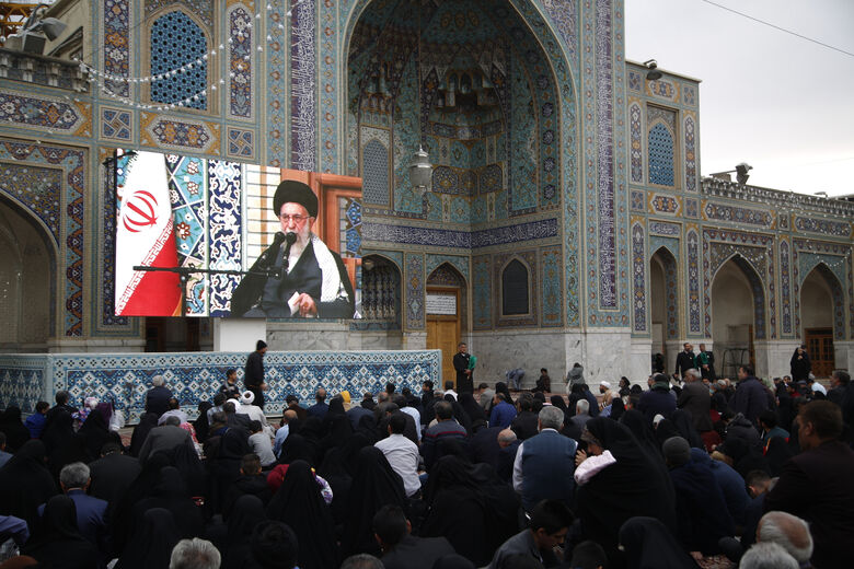 İnqilabın Rəhbəri İmam Rzanın (ə) pak hərəminin ziyarətçilərinin önündə çıxış etdi