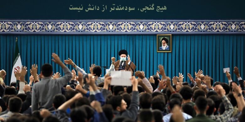 The Supreme Leader of the Islamic Revolution in a meeting with a group of students and representatives of student organizations