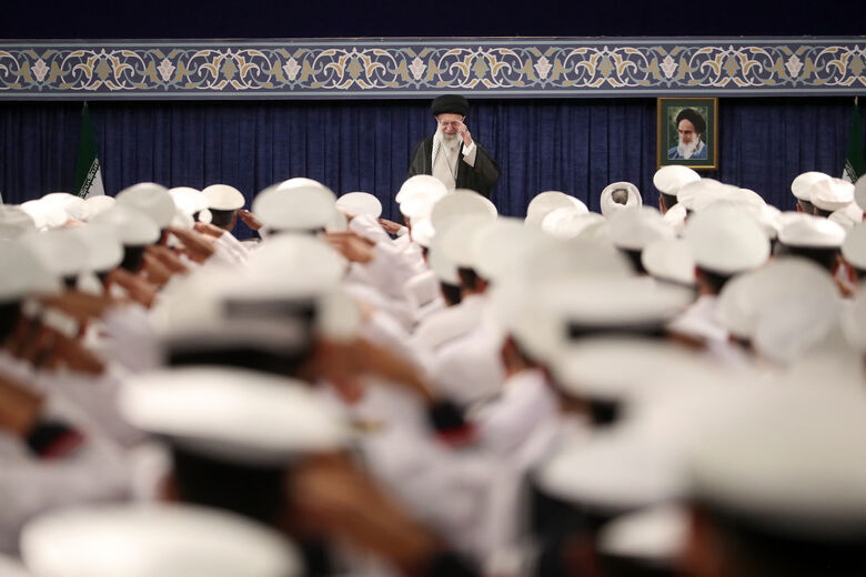 บรรดาผู้บัญชาการกองทัพเรือพร้อมด้วยเจ้าหน้าที่กองเรือที่ 86 เข้าพบท่านผู้นำสูงสุดการปฏิวัติอิสลาม