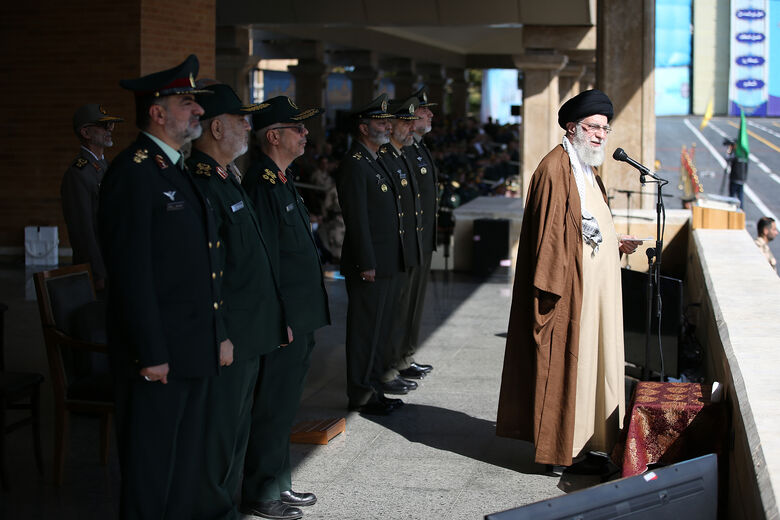 قائد الثورة الإسلامية المعظم يرعى مراسم تخرج طلبة جامعات ضباط القوات المسلحة