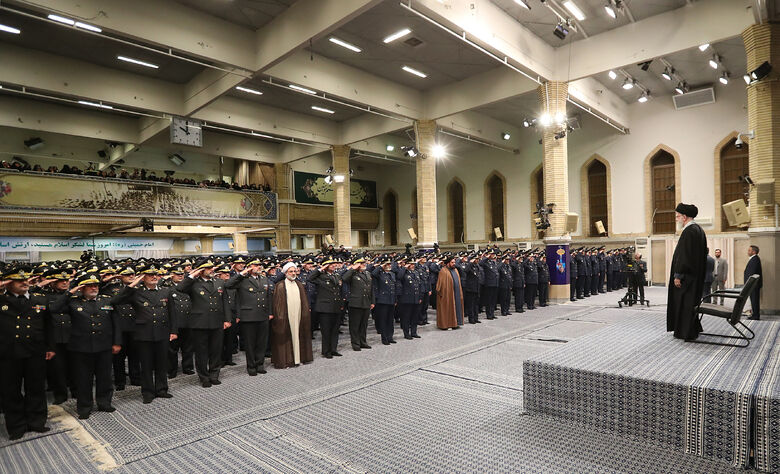 İslam İnkılabı Lideri'nin İran Ordusu hava kuvvetleri komutanları ve personelinden bir grubu kabul etmesi