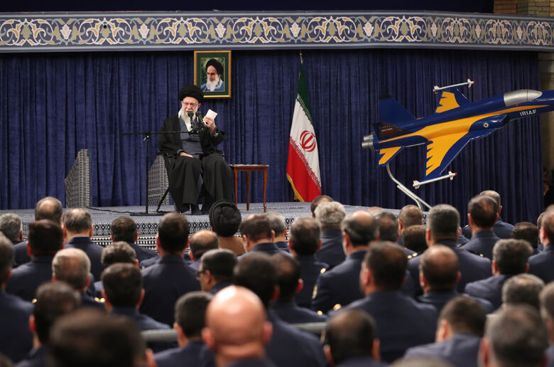 İslam İnkılabı Lideri'nin İran Ordusu hava kuvvetleri komutanları ve personelinden bir grubu kabul etmesi