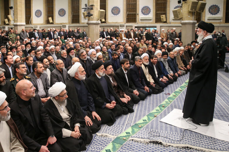 İslam İnkılabı Lideri'nin erk başkanları ve nizamın önde gelen yetkililerini kabul etmesi